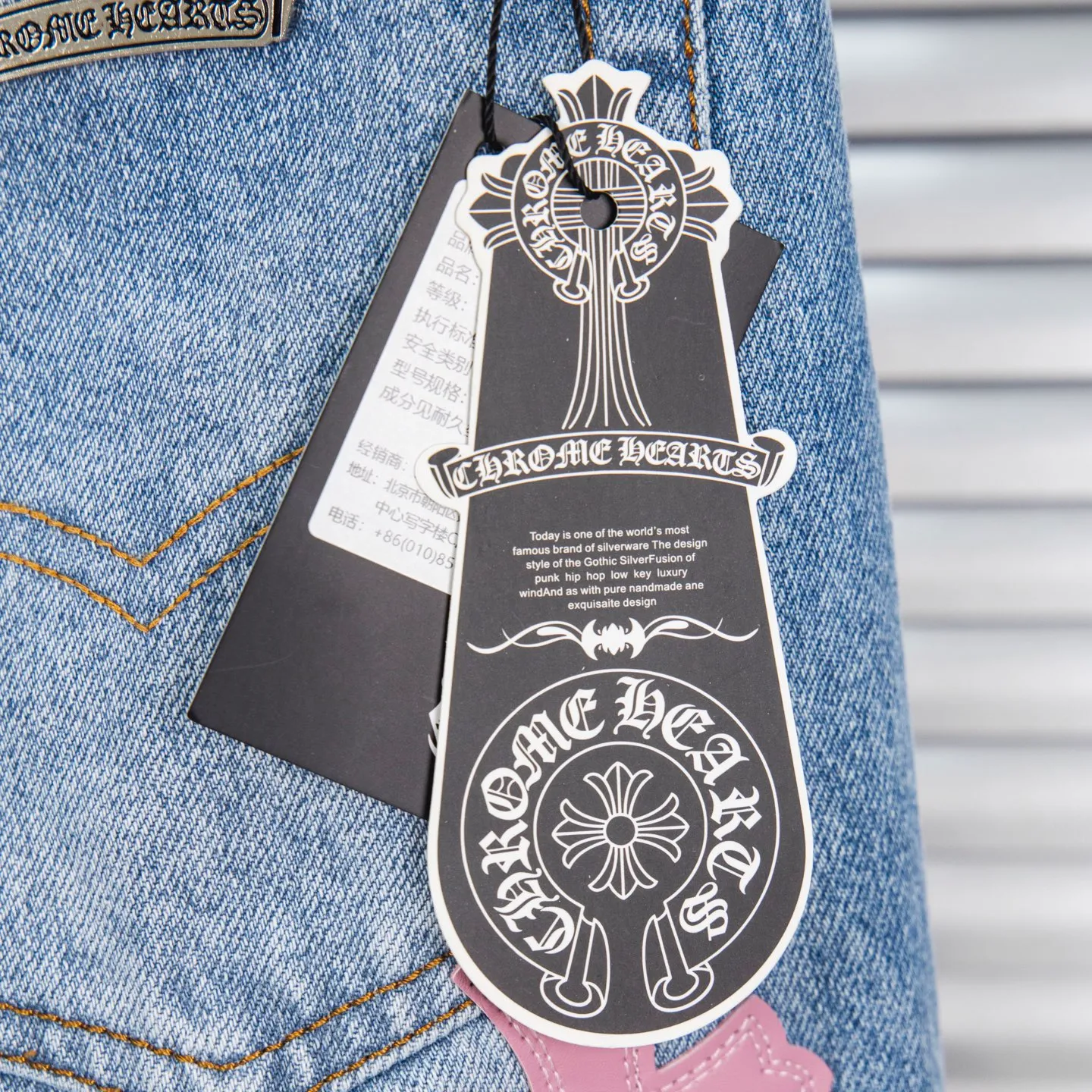 P260 (Higher version, evergreen version) Chrome Hearts 25FW CH blue trousers pink leather cross bamboo jeans. They adopt patchwork elements, mostly in the shape of a cross, with glitter on the leather surface. Unique design, simple and elegant details, exquisite workmanship, neat lines of the entire trousers, and perfect details! It’s also so cool that both men and women can easily control it. It’s a gender-neutral trendy up version. Style number: 1728 Color: blue pants and pink leather Size: 28 30 32 34 36